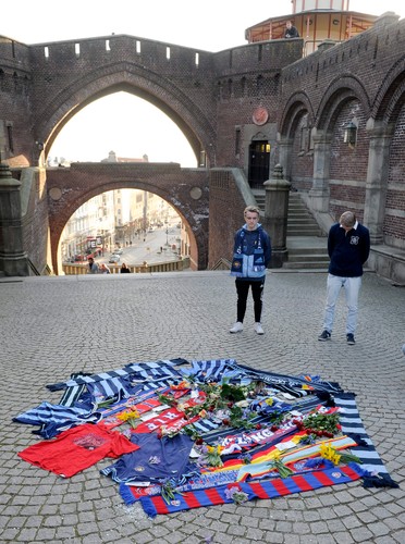 Kibic zmarł po bijatyce na ulicy. Mecz został przerwany