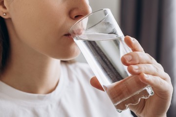 Nagy baj, ha félrenyeltem egy nagy korty vizet? Az orvos válaszol