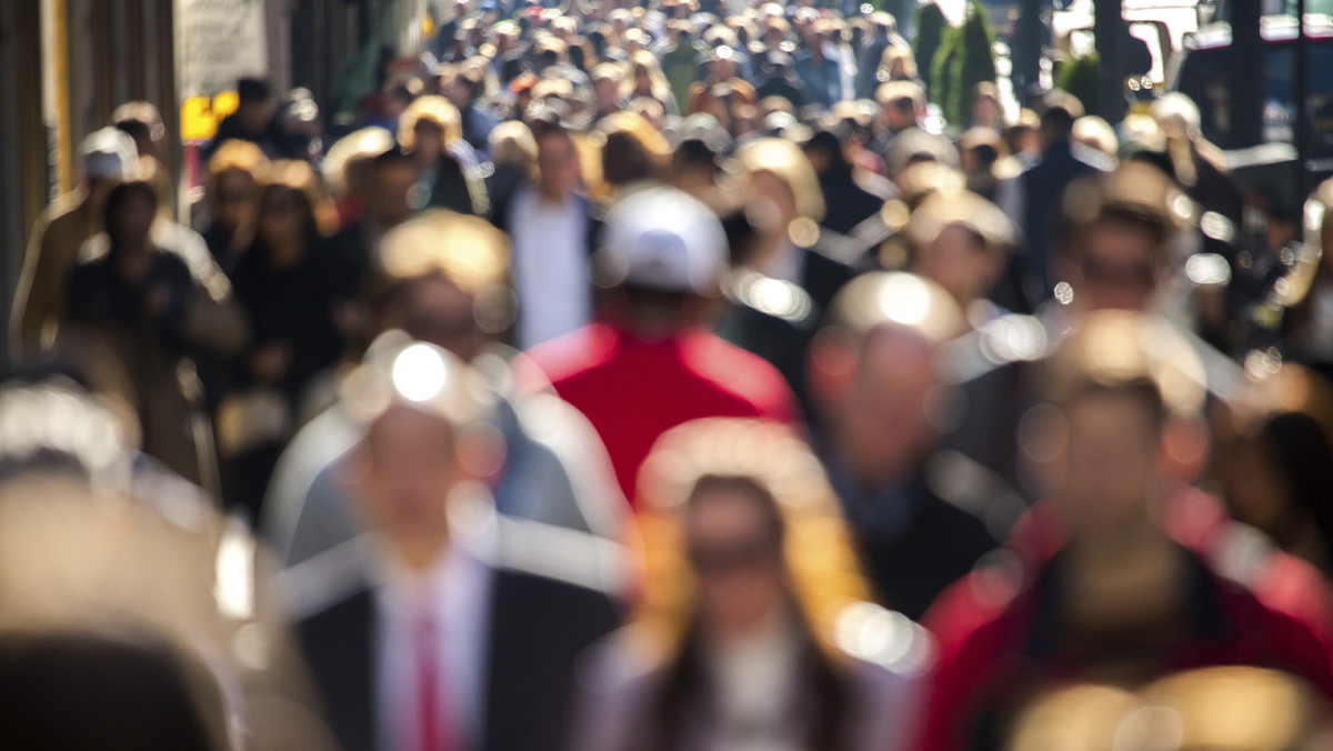 42,7 proc. Polaków deklarowało w 2015 r. systematyczny udział w nabożeństwach religijnych; to o 1,3 pkt proc. więcej niż w 2013 r. - wynika z Diagnozy Społecznej 2015. Jednocześnie spada liczba osób, które regularnie się modlą - zadeklarowało to 23,6 proc. badanych.