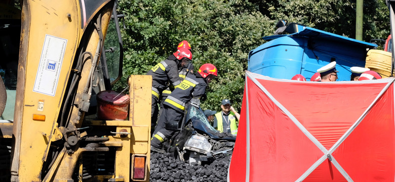 Ciężarówka z węglem przygniotła auto osobowe; zginęła 57-letnia kobieta. ZDJĘCIA