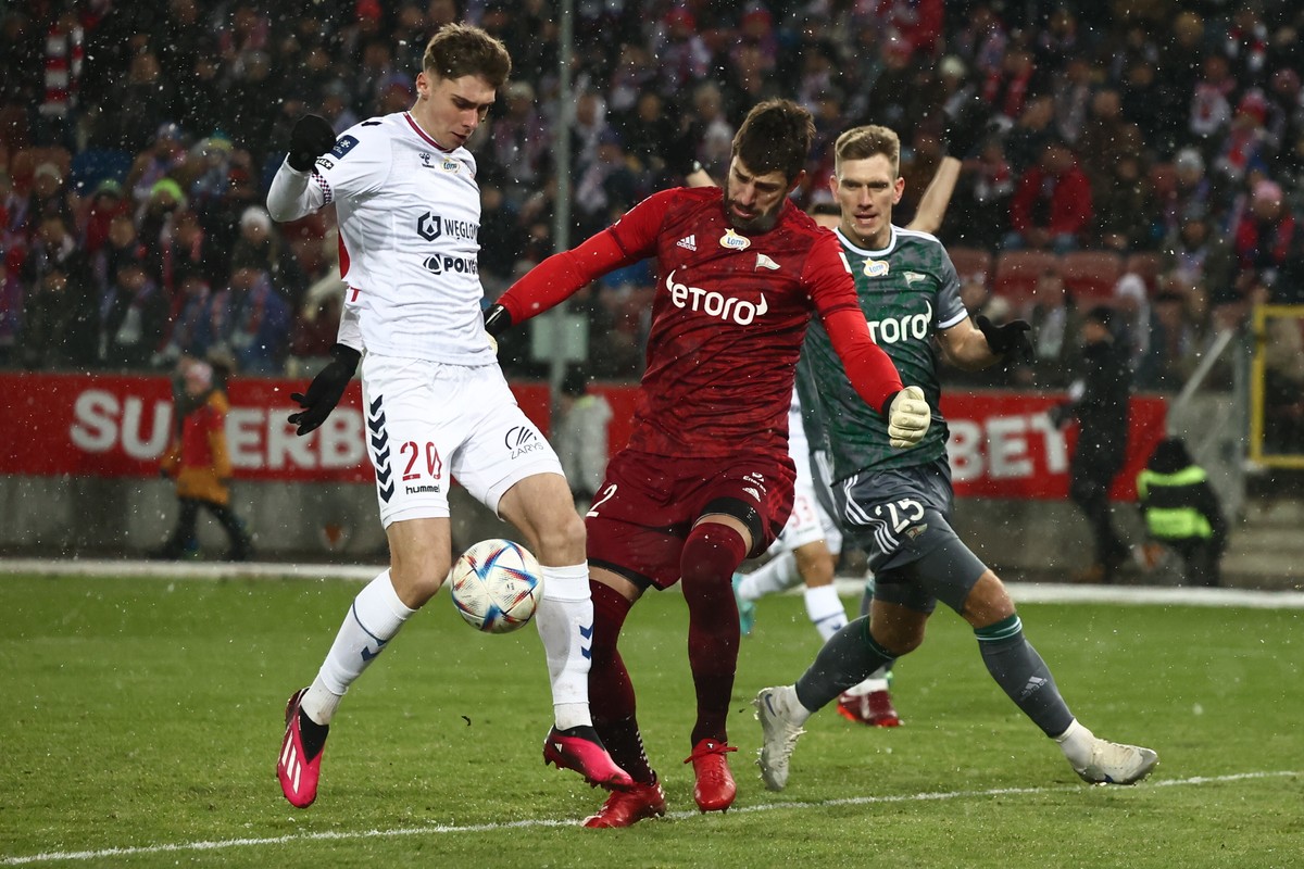 Piłkarz Górnika Zabrze Szymon Włodarczyk (L) oraz Michał Nalepa (P) i bramkarz Dusan Kuciak (C) z Lechii Gdańsk