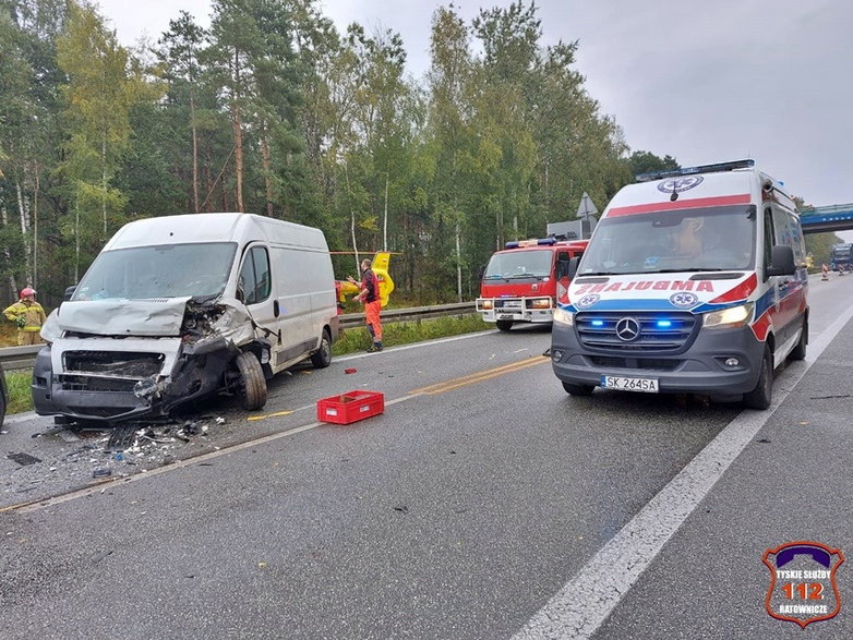 Czołowe zderzenie z udziałem pojazdu nauki jazdy na S1 - 29.09.2022 - autor: 112tychy.pl