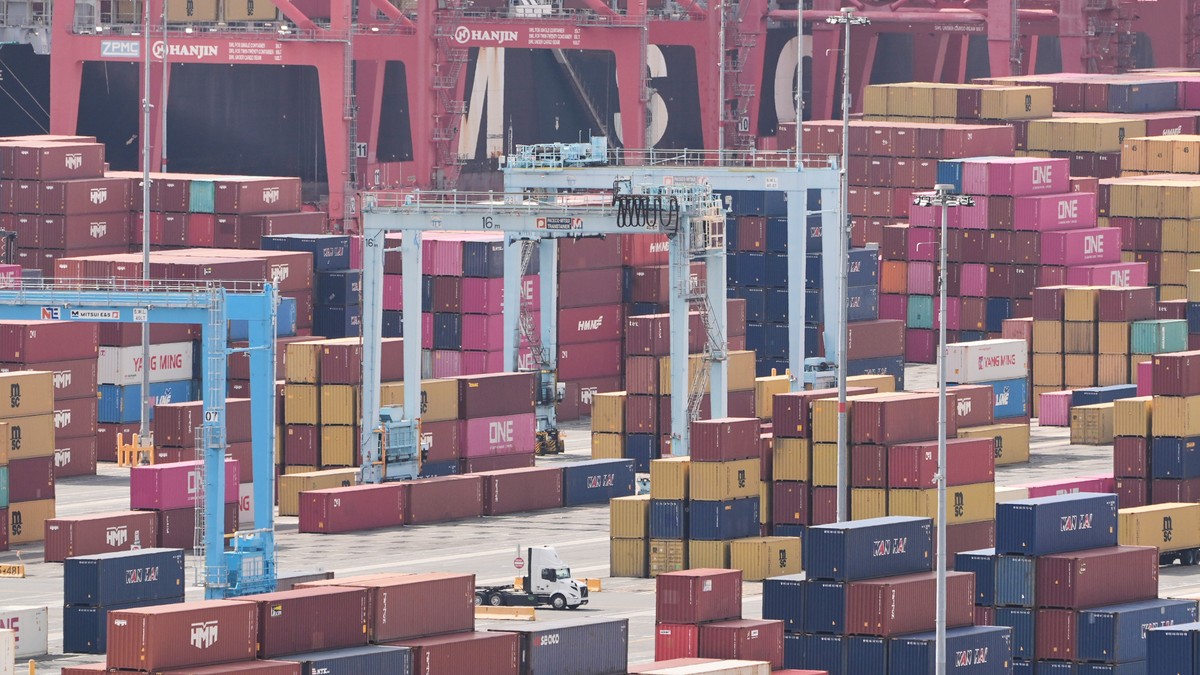 Brodovi zarobljeni zbog sukoba sa Iranom, roba kasni, gubici već u milionima