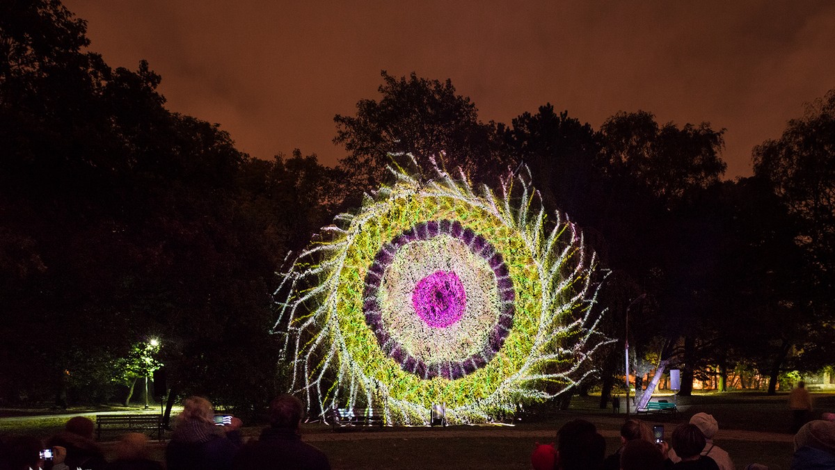 Siódma odsłona Light.Move.Festiwal zorganizowana została z wyjątkowym rozmachem. Instalacje świetlne pojawią się na Piotrkowskiej, placu Wolności, w parku Staromiejskim i parku Sienkiewicza. Hasłem przewodnim tegorocznej edycji Festiwalu jest "No limits - szlakiem awangardy".