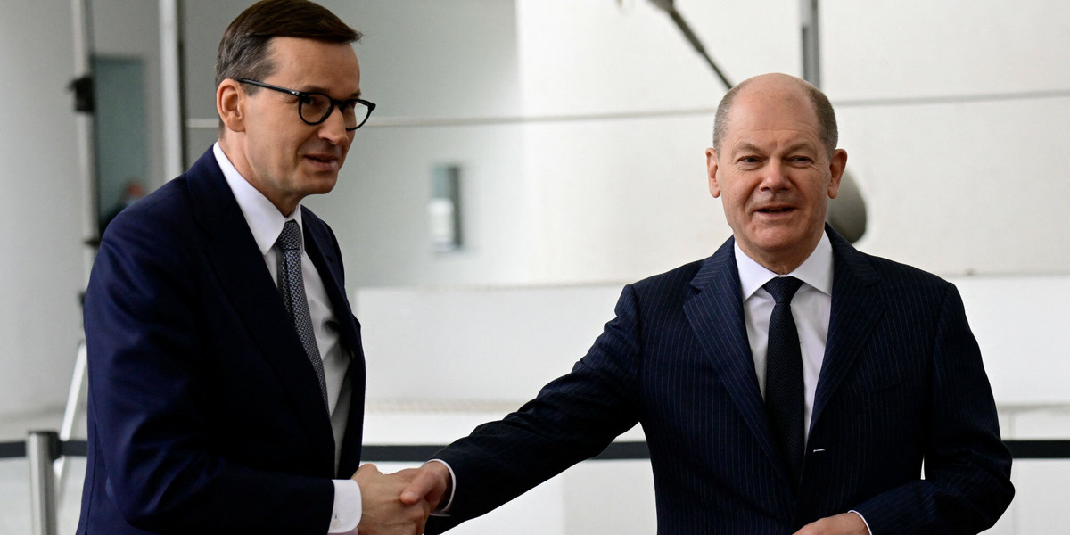 Premier Mateusz Morawiecki (od lewej) i kanclerz Niemiec Olaf Scholz podczas spotkania w Berlinie 26 lutego 2022 r.