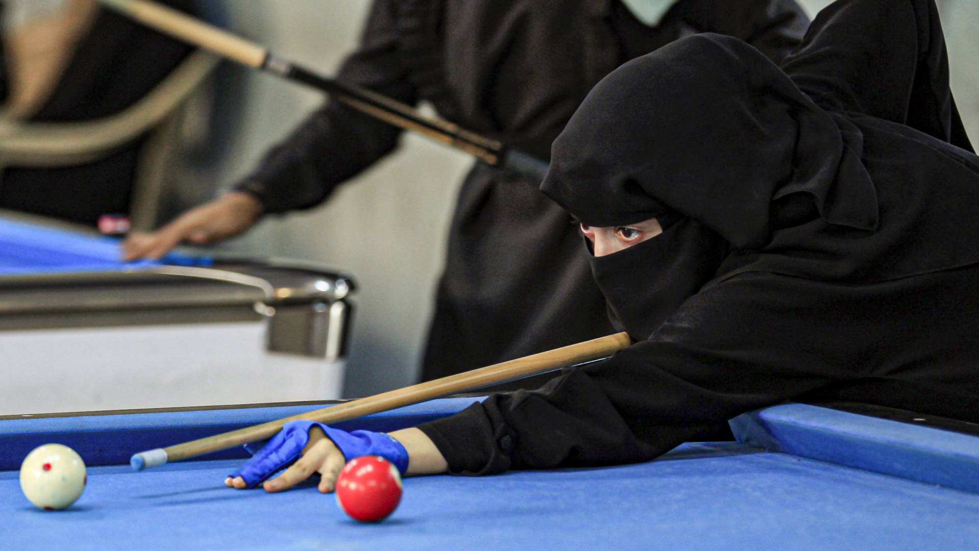 Fotografija žene koja s nikabom igra bilijar nosi važnu poruku