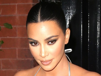 Kim Kardashian a mellbimbóját most már nem csak az utcán, hanem a tévében is mutogatja