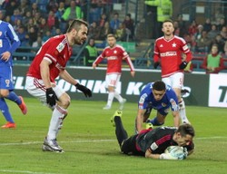 Ekstraklasa: Brożek zmarnował karnego w doliczonym czasie gry. Szmatuła bohaterem