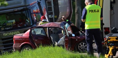 Dramatyczne zderzenie z ciężarówką. Nie żyją młodzi rodzice, ich mała córeczka trafiła do szpitala