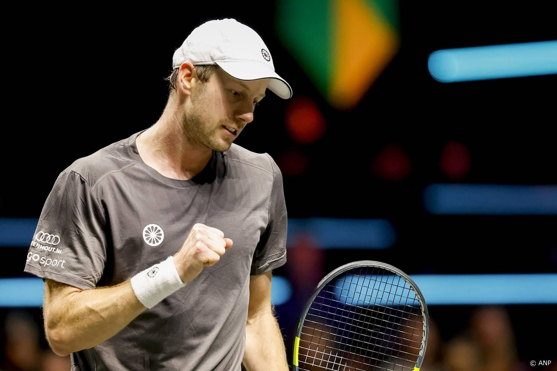 Eerste zege ooit op Tsitsipas brengt Van de Zandschulp naar kwartfinale