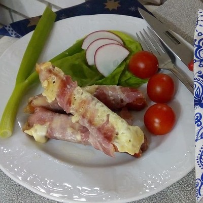 Sajttal töltött baconbe tekert sült virsli