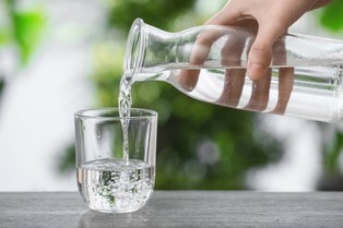 Od kiedy restauracje i bary będą musiały podawać wodę za darmo? Polska wdraża regulacje unijne. Projekt budzi kontrowersje