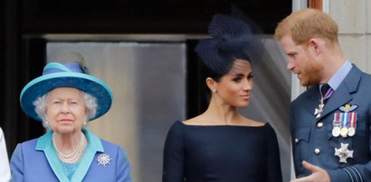 Elżbieta II zadała cios Harry'emu i Meghan. Dostało się także jej ulubieńcowi. Czy stoją za tym Karol i William?