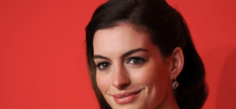 Odważniej, niż powinna? Ciężarna Anne Hathaway w kontrowersyjnej sukience