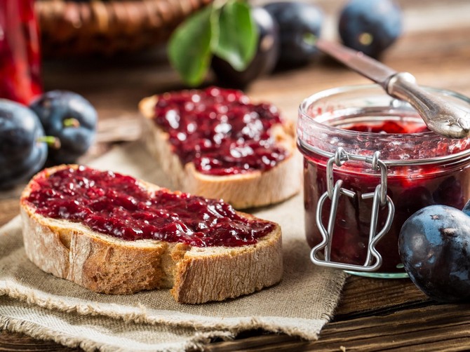 Pretražila sam internet i ovaj recept za džem od šljiva sa čokoladom me je oduševio