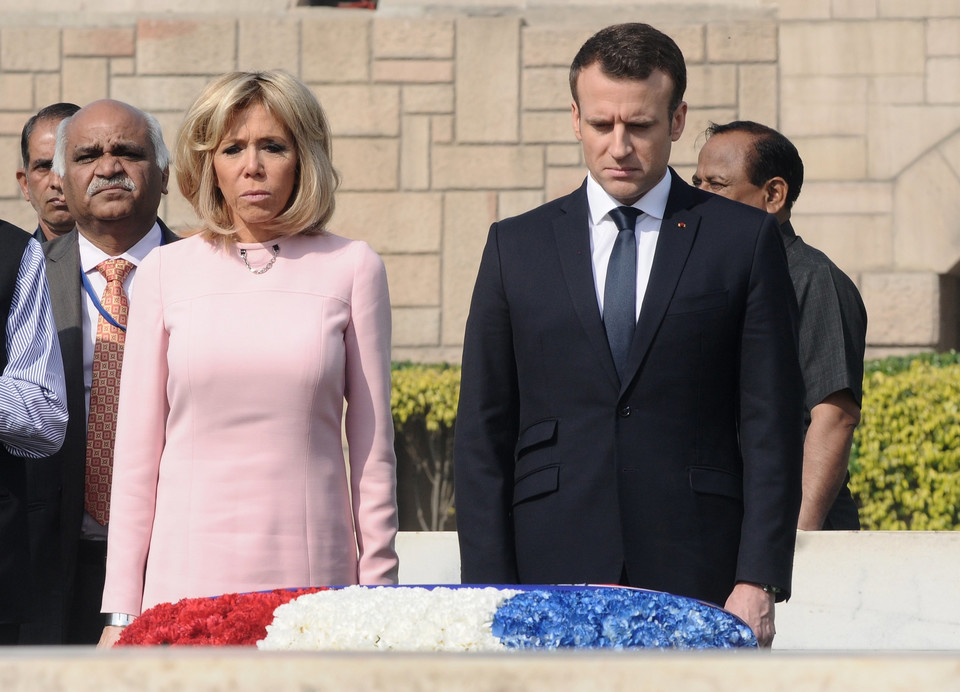 Brigitte Macron w różowej mini w Indiach