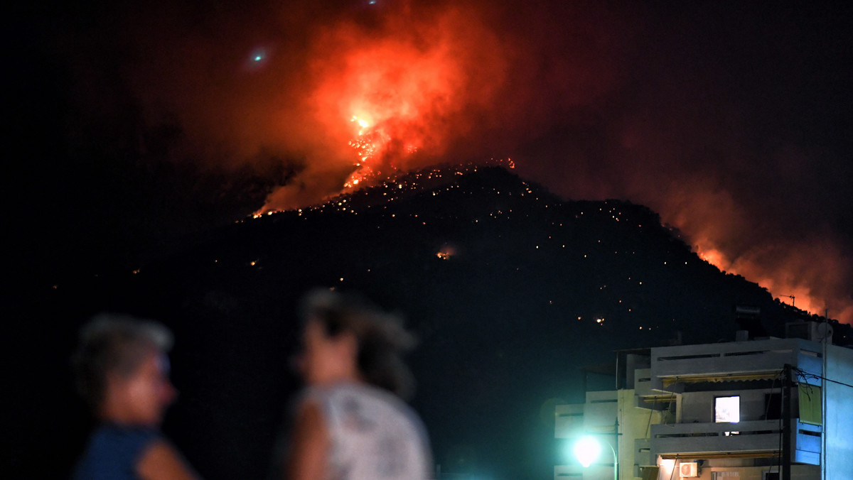 Pożar lasu w pobliżu kurortu Lutraki, na zachód od Aten