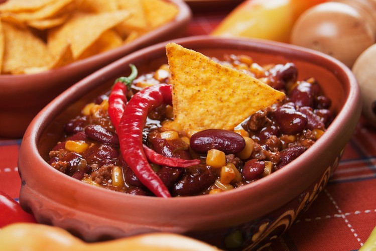 <b>Chili con carne</b><br />Chociaż to danie o tradycjach meksykańskich - trwale wtopiło się w amerykańską kuchnię. W potrawie prym wiodą różne rodzaje ostrej papryki, mielone mięso, kukurydza i fasola