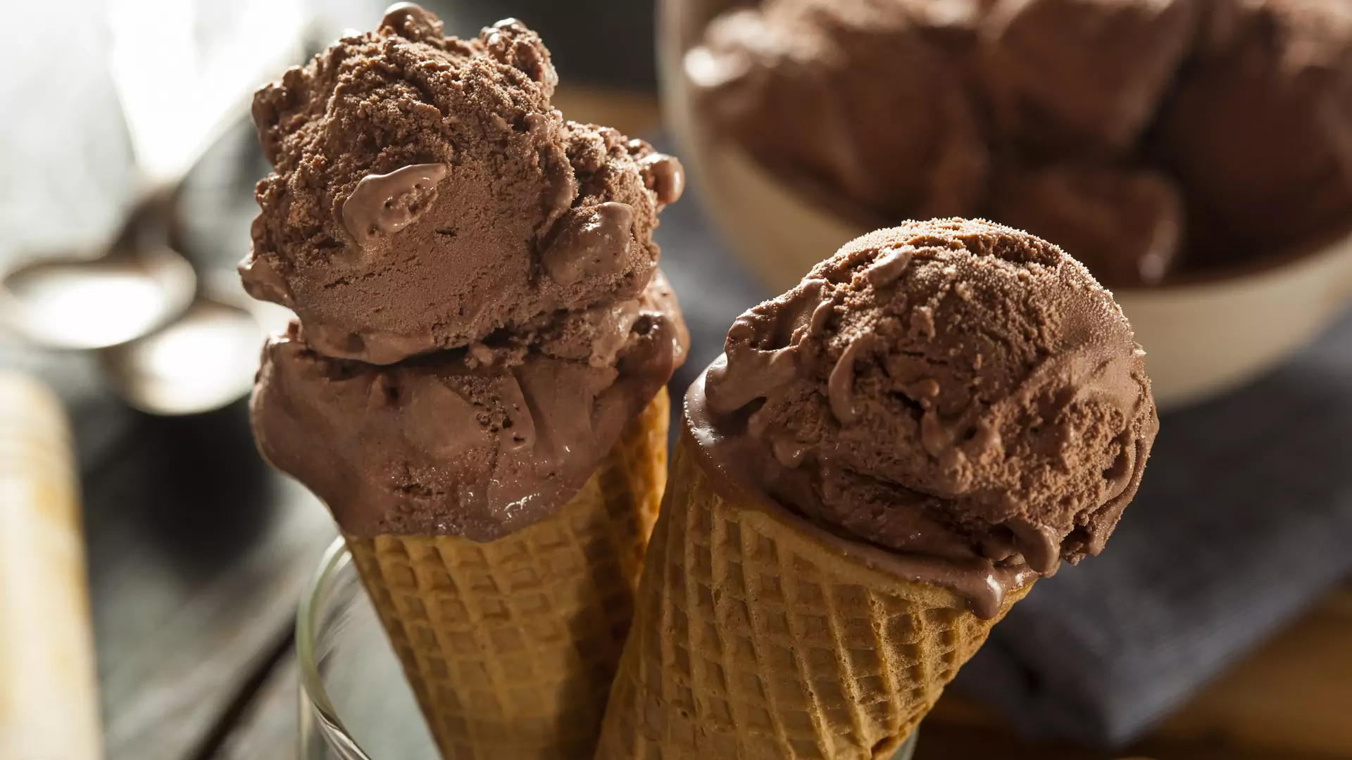 Kiedy zobaczysz, co kryje się w lodach czekoladowych, dwa razy zastanowisz się, zanim je zjesz