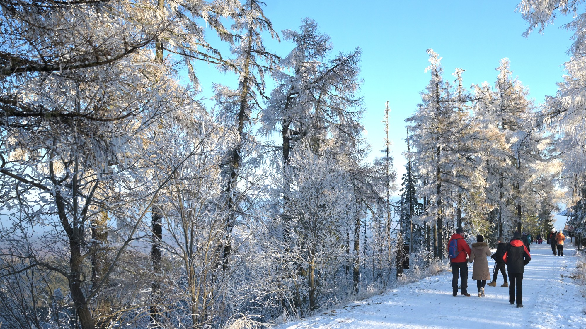 Turisti na značenom turistickom chodníku pri Hrebienku vo Vysokých Tatrách, ilustračné foto.