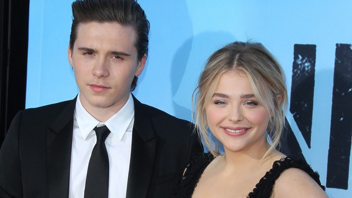 Brooklyn Beckham, syn Victorii i Davida Beckhamów, ma za sobą kolejny sukces. Najstarszy syn słynnej pary kolejny raz pojawił się na okładce magazynu modowego, tym razem na pierwszej stronie chińskiego wydania "Vogue". Swoim sukcesem 17-latek pochwalił się w sieci.