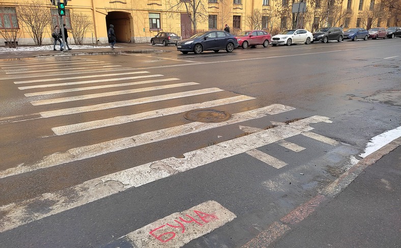 Napis "Bucza" na przejściu dla pieszych w centrum St. Petersburga, kwiecień 2022 r.