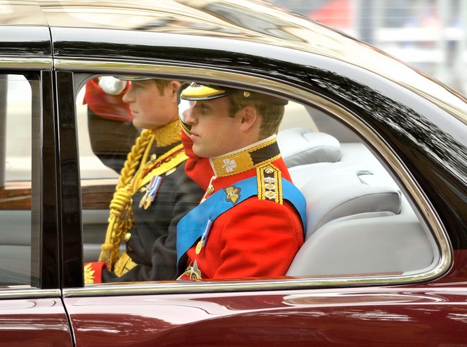 Książę William z bratem Harrym w drodze do Opactwa Westminsterskiego