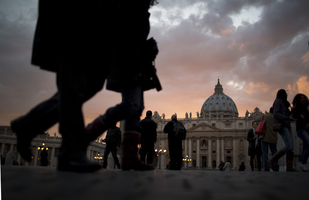 Czarny dym nad Watykanem. Kościół wciąż bez papieża