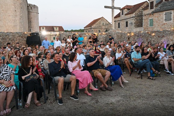 (FOTO) I MILANOVIĆU JE VRUĆE Hrvatski predsednik došao na filmski festival, svi gledali ŠTA JE OBUKAO