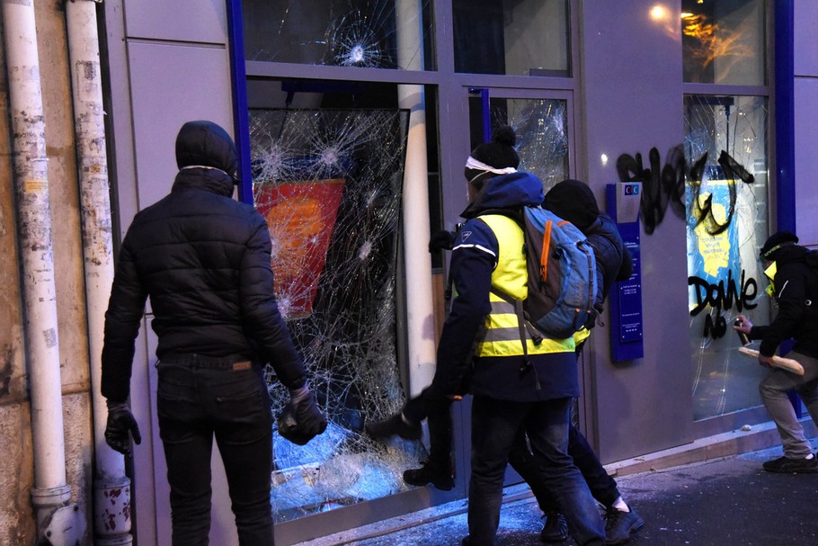 Zamieszki w wyniku protestu „żółtych kamizelek”. 