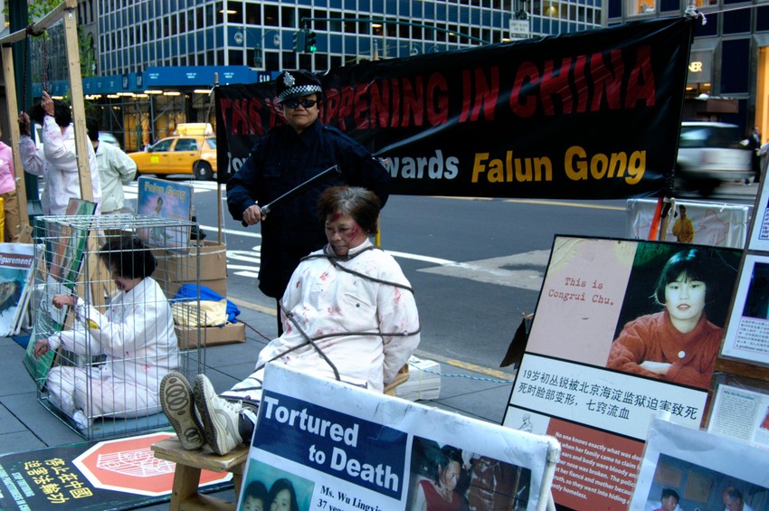 Protest sledbenika Falun Gonga zbog torture u Njujorku 2004. | Foto: BBC/Alex SEGRE