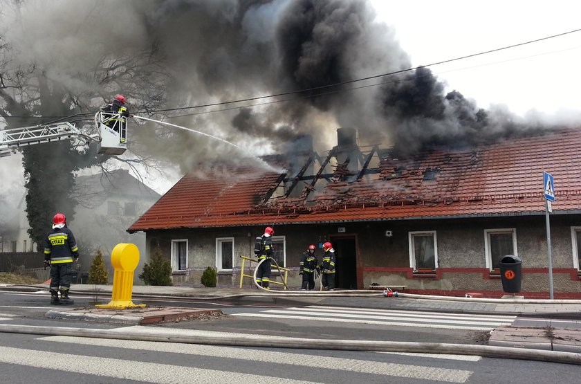 Familok przy ul. Bielskiej stanął w płomieniach