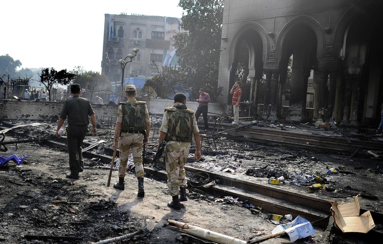 Spalony meczet Raba'a al-Adawiya w Kairze