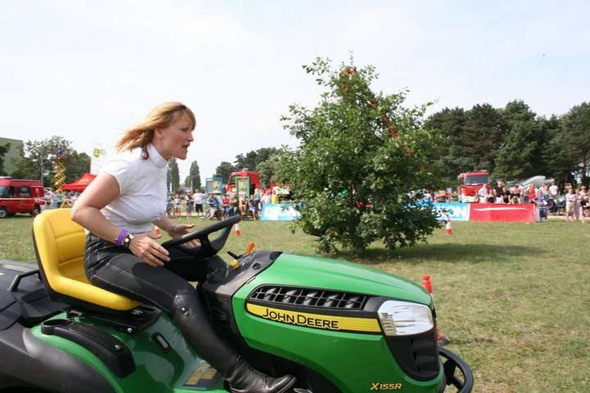 Iwona Guzowska na traktorze