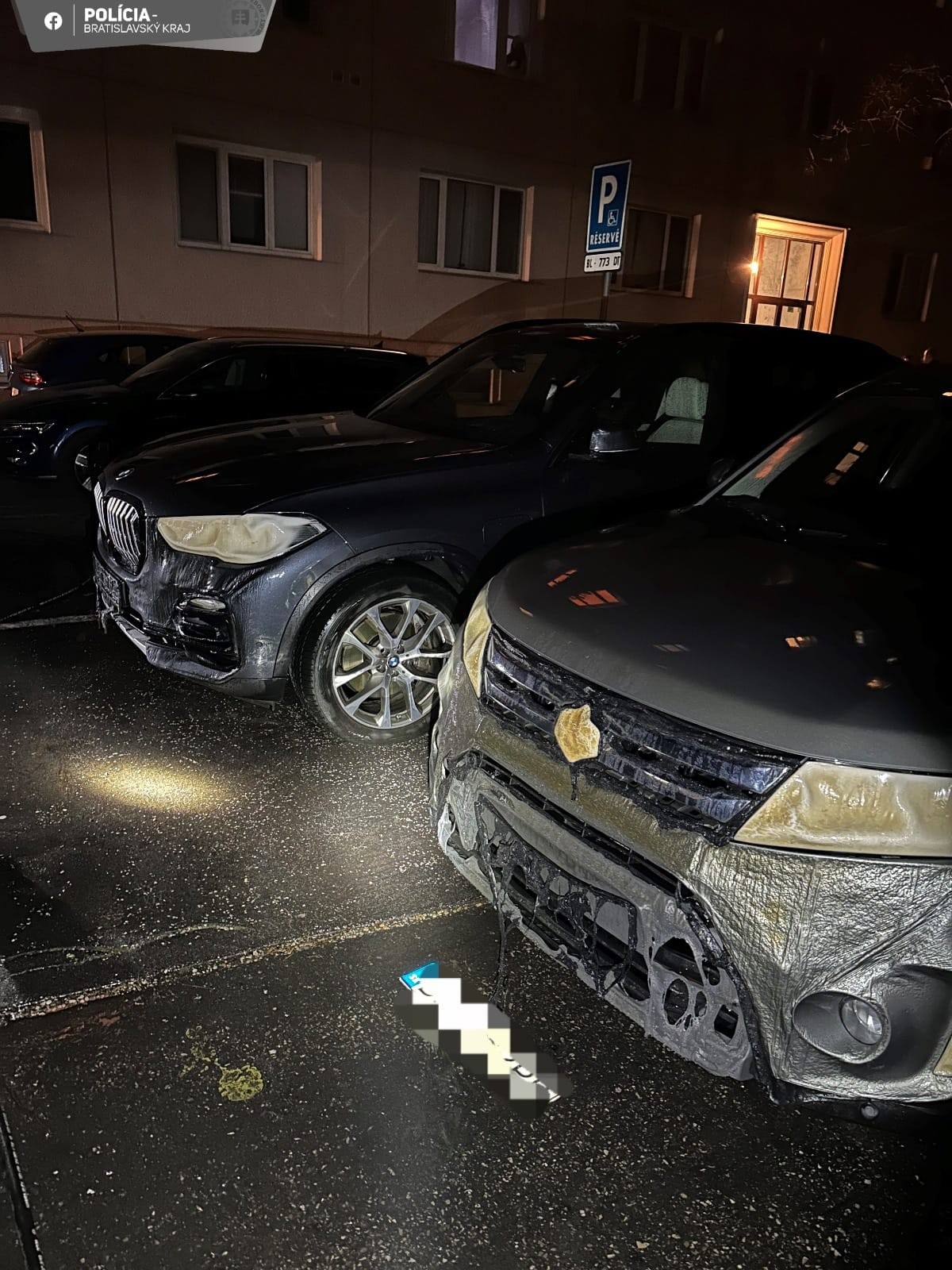 Na Kmeťovom námestí zhorelo niekoľko vozidiel.