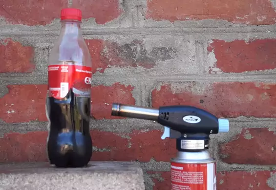 Po rozgrzanym nożu, czas na... miotacz ognia. YouTube ma nowy eksperyment z Coca-Colą