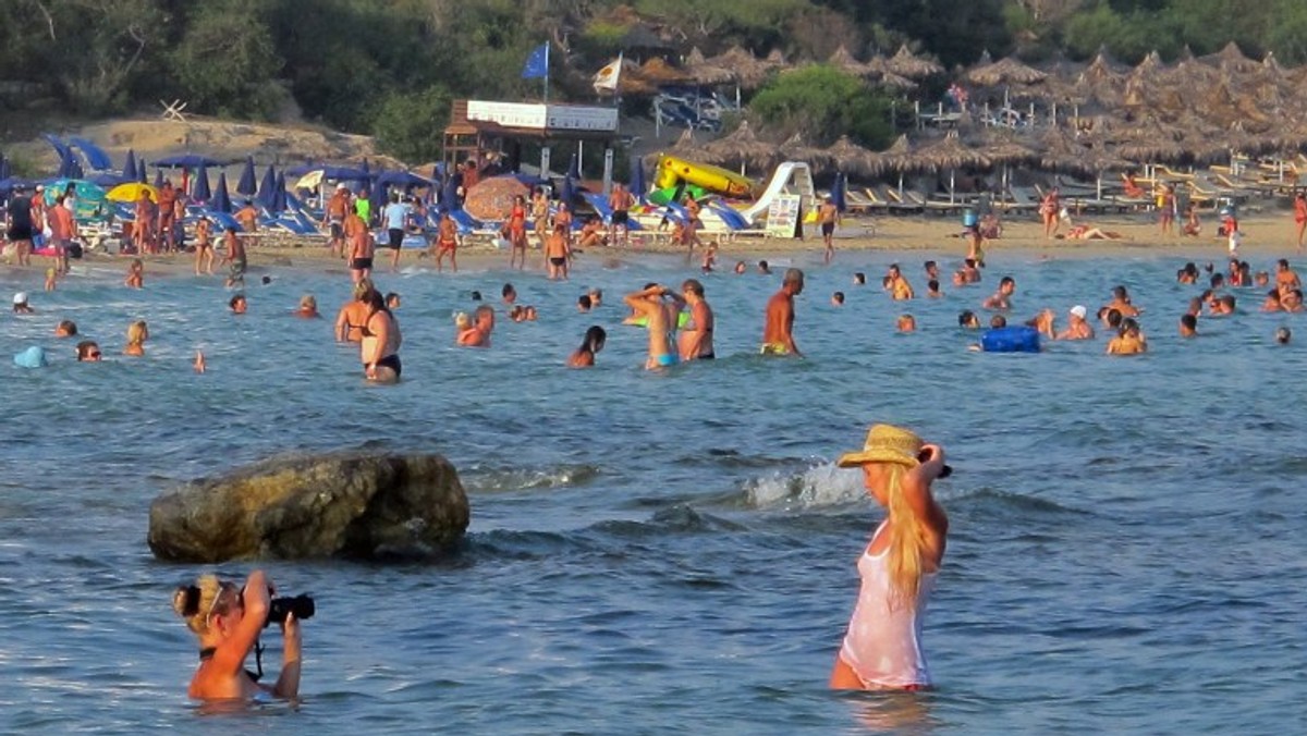 Słoneczny Cypr to dla bogatych Rosjan prawdziwy raj. Ich szczęście jednak może się wkrótce skończyć — gościnny kraj jest na granicy bankructwa. Europa zamierza wesprzeć kwotą 10 mld euro podupadające cypryjskie banki, tajny raport niemieckiego wywiadu ujawnia jednak, że na pomocy tej skorzystają najbardziej Rosjanie, którzy na Cyprze lokują swoje brudne pieniądze.