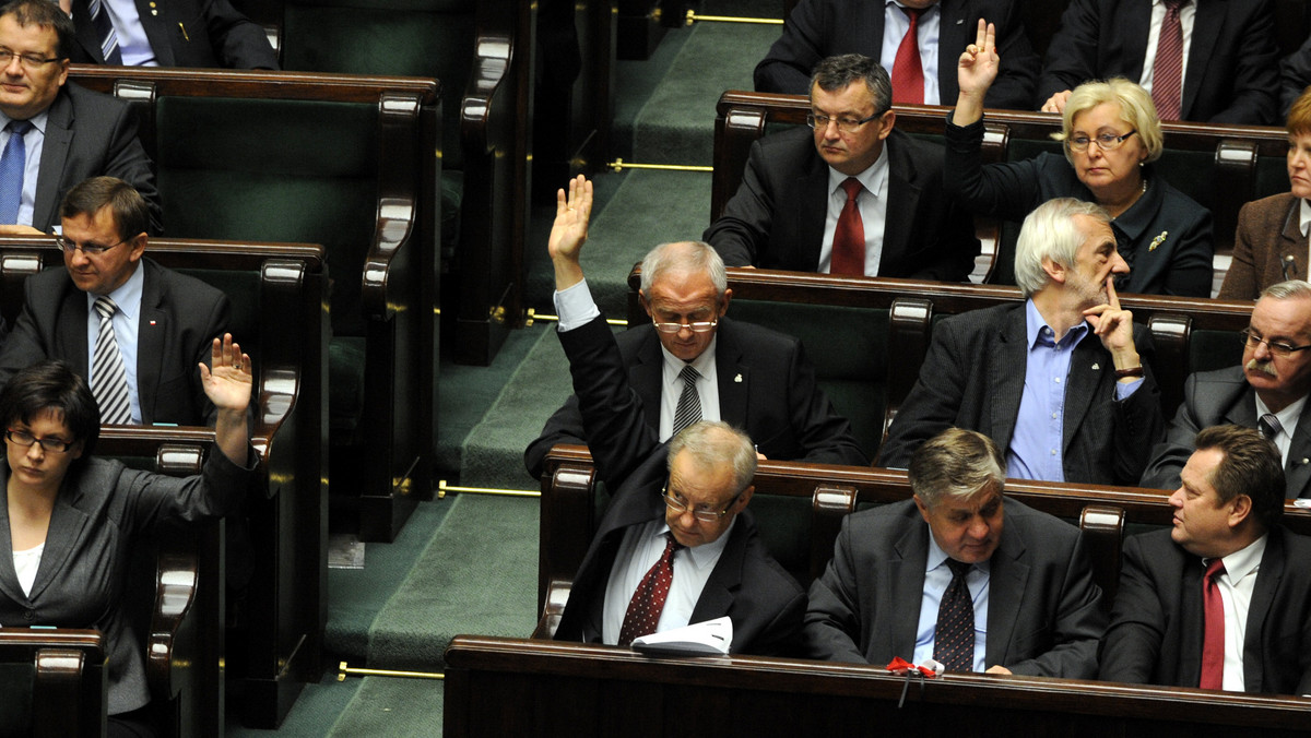 Sejm w głosowaniu skierował do prac w komisjach projekty ustaw ws. in vitro, zgłoszone przez Małgorzatę Kidawę-Błońską i Jarosława Gowina (PO) i Bolesława Piechę (PiS). Posłowie odrzucili projekt Teresy Wargockiej (PiS).