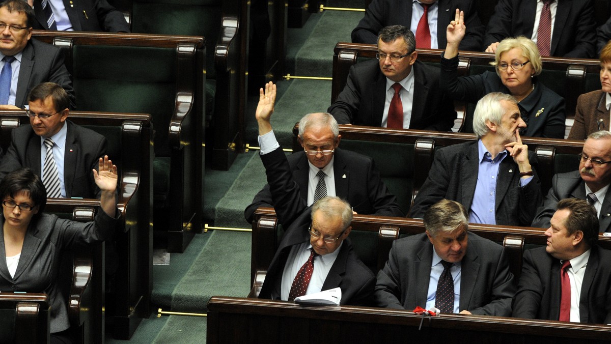 - Sejm stanął przed rozstajem dróg. Generalnie w parlamentach decyzje o charakterze kierunkowym są podejmowane na posiedzeniach plenarnych, a tutaj parlament nie potrafił znaleźć stanowiska. Jestem zaskoczony dzisiejszym głosowaniem. Czy czasem część posłów PO nie przestraszyła się? Widać, że arcybiskup Hoser potrafił wpłynąć na postawę posłów - powiedział w TVN 24 Marek Balicki.