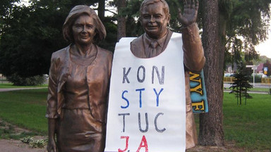 Biała Podlaska: pomnik Lecha Kaczyńskiego ubrany w baner z napisem "Konstytucja"