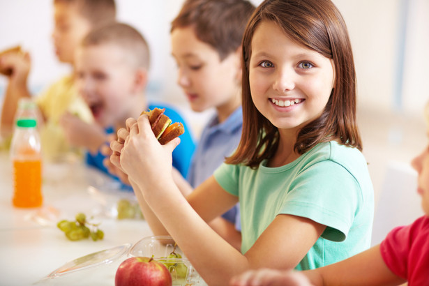 Kto może liczyć na dofinansowanie posiłków dla dzieci w szkole i przedszkolu.