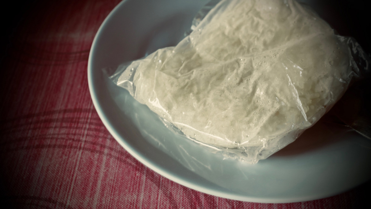 Uważaj, gotowanie ryżu w plastikowych woreczkach może być szkodliwe