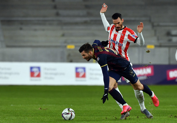 Zawodnik Pogoni Szczecin Alexander Gorgon (L) i Ivan Marquez (P) z Cracovii podczas meczu 16. kolejki piłkarskiej Ekstraklasy