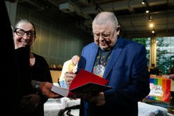 Wojciech Mann na premierze biografii Kory. Przy chodzeniu wspierał się balkonikiem