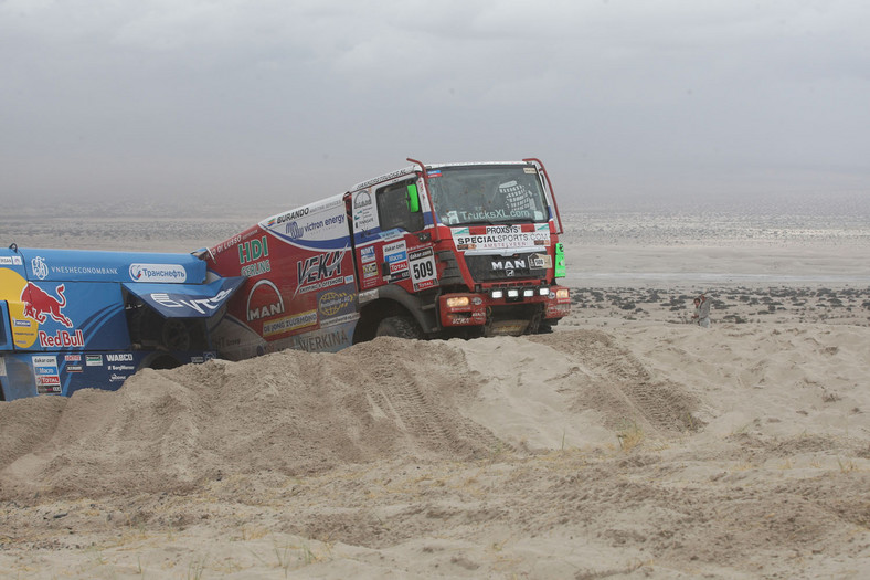 Dakar 2013: ciężarówka bez skrzyni, Małysz traci oddech (13. etap, wyniki, galeria)