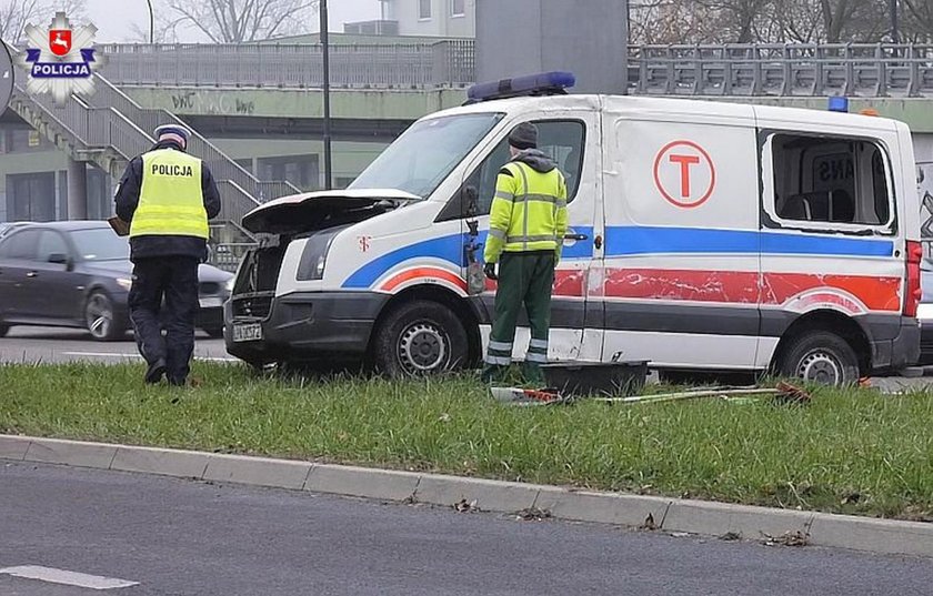 Kierował karetką w Lublinie, miał podrobione dokumenty. Spowodował wypadek