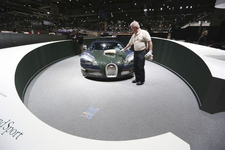 Przedstawiony na zdjęciu Bugatti Veyron to najszybszy i jeden z najdroższych samochodów na świecie. Rekord największej prędkości z jego wersji wynosi 431 km/h. Setkę osiąga w... 2,2 sekundy.