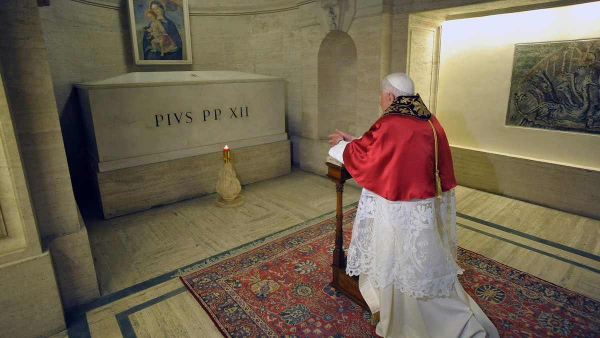 Wieczorem w Dzień Zaduszny Benedykt XVI zszedł zgodnie z tradycją do Grot Watykańskich, by modlić się przy grobach swych poprzedników.