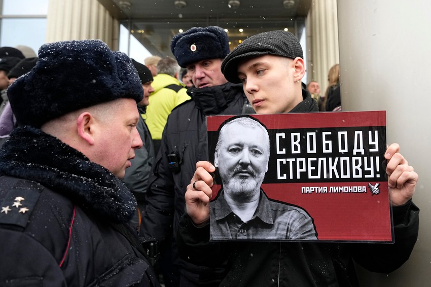 Pristalica Igora Girkina drži transparent sa natpisom "Sloboda za Strelkova! Limonovljeva partija", ispred moskovskog gradskog suda u Moskvi