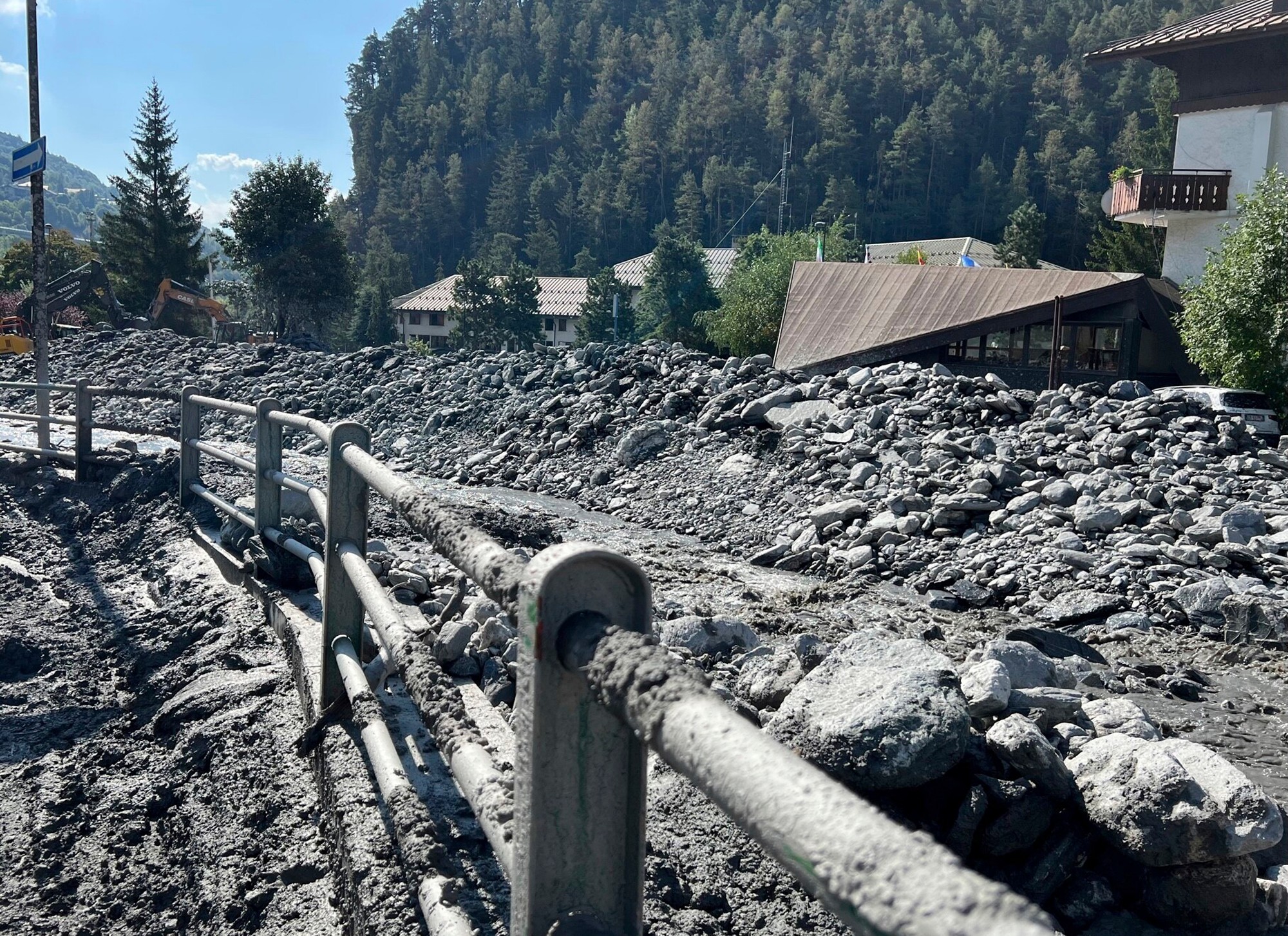 Dážď a zosuvy pôdy spôsobili veľké škody v alpskej obci Bardonecchia.